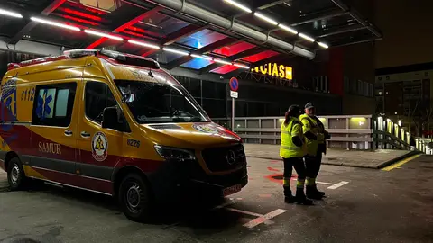 Detenidos un padre y un hijo por apuñalar a un hombre tras una pelea en un bar de Vallecas Detenidos un padre y un hijo por apuñalar a un hombre tras una pelea en un bar de Vallecas