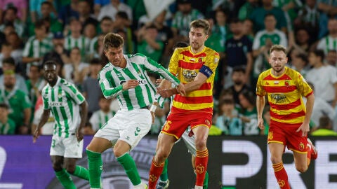 Giovani Lo Celso es agarrado por Taras Romanczuk.