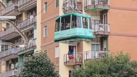 Al menos tres muertos y un desaparecido al romperse un teleférico en Nápoles Al menos tres muertos y un desaparecido al romperse un teleférico en Nápoles