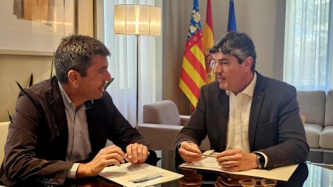 El president Carlos Maz&oacute;n y el alcalde de la Vila Joiosa, Marcos Zaragoza se re&uacute;nen en Alicante.