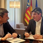 El president Carlos Mazón y el alcalde de la Vila Joiosa, Marcos Zaragoza se reúnen en Alicante.