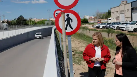 La delegada del Gobierno en la Comunitat Valenciana, Pilar Bernabé, junto a la alcaldesa de Catarroja, Lorensa Silvent Bernabé remarca que la CHJ informaba "cada cinco minutos" a la Generalitat del barranco del Poyo