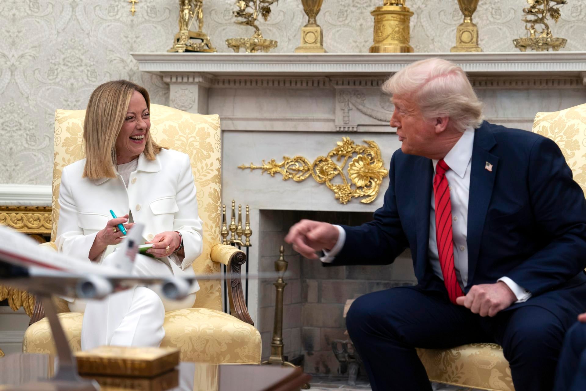 Trump asegura a su "amiga" Meloni que ve factible un acuerdo comercial con la UE Trump asegura a su "amiga" Meloni que ve factible un acuerdo comercial con la UE