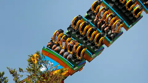Imagen de archivo de varias personas disfrutando de la atracción “Dragon Khan” en PortAventura World. Imagen de archivo de varias personas disfrutando de la atracción “Dragon Khan” en PortAventura World.
