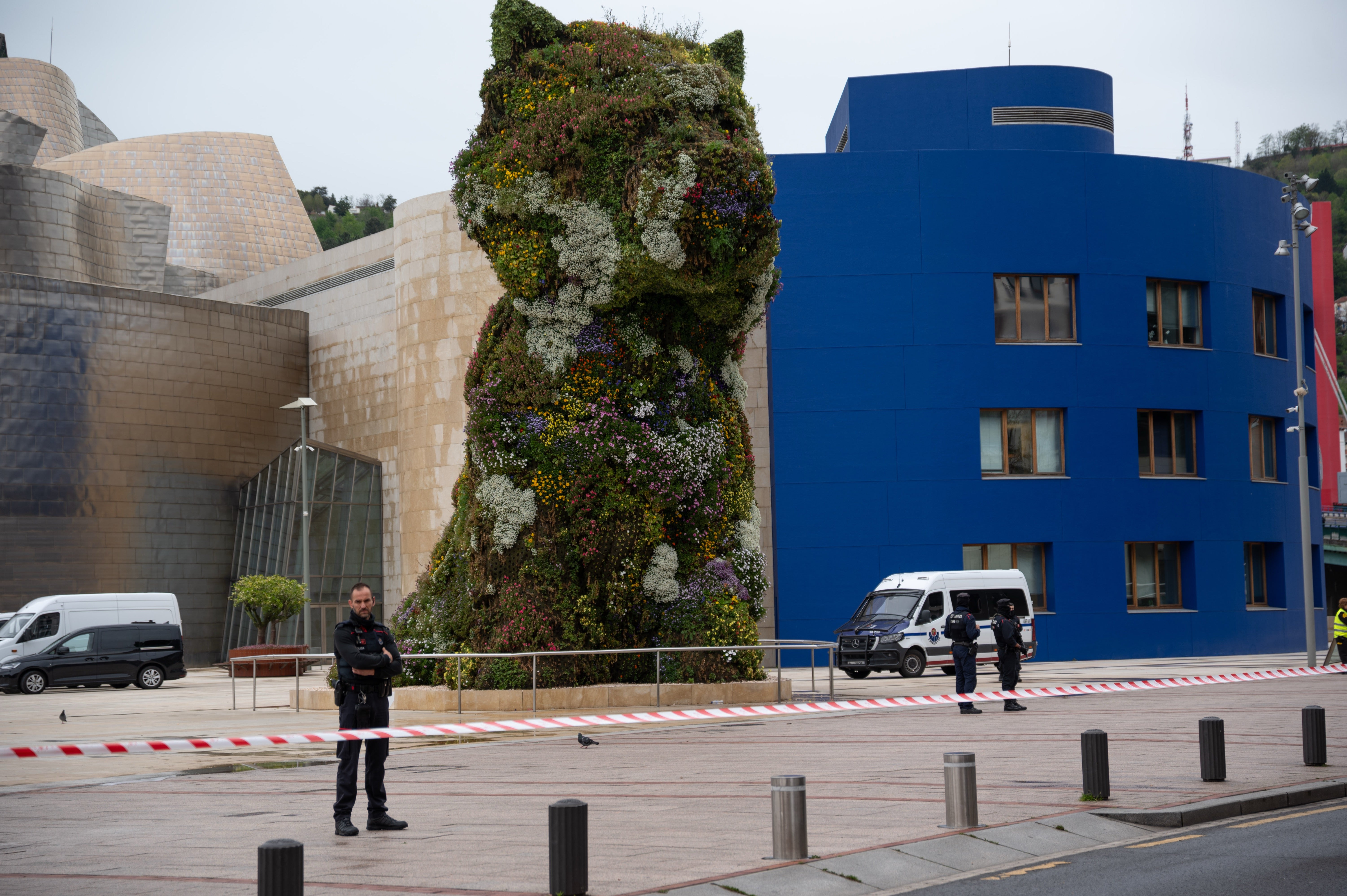 Reabre sus puertas el museo Guggenheim Bilbao tras inspeccionar el paquete sospechoso Reabre sus puertas el museo Guggenheim Bilbao tras inspeccionar el paquete sospechoso