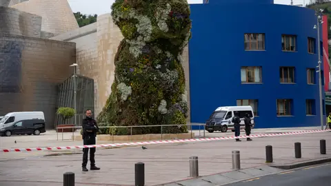 La Ertzaintza ha desalojado el Museo Guggenheim Bilbao por el hallazgo en su interior de un objeto sospechoso. La Ertzaintza ha desalojado el Museo Guggenheim Bilbao por el hallazgo en su interior de un objeto sospechoso.