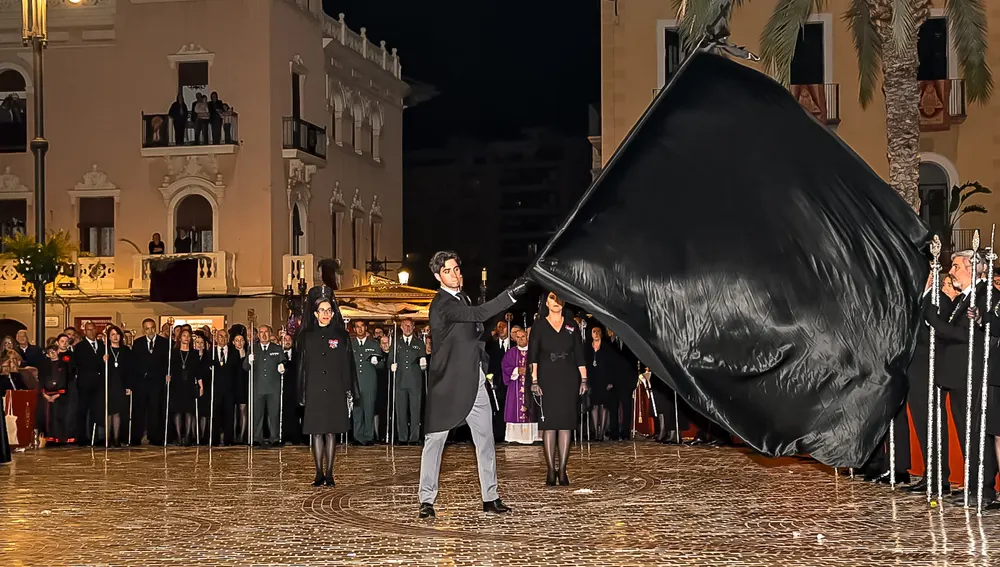 'Trencà del guió' de 2025 en la Plaça de Baix de Elche. 'Trencà del guió' de 2025 en la Plaça de Baix de Elche.