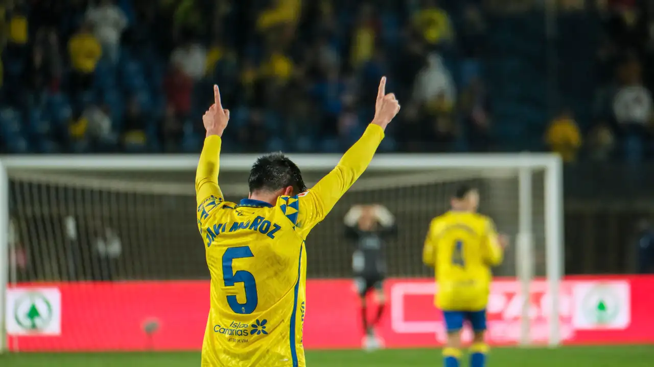 El centrocampista de Las Palmas Javier Muñoz celebra su gol durante el partido El centrocampista de Las Palmas Javier Muñoz celebra su gol durante el partido