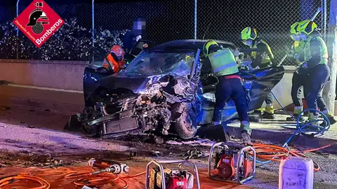 Efectivos de bomberos en uno de los coches implicados en el accidente de Elche. Efectivos de bomberos en uno de los coches implicados en el accidente de Elche.