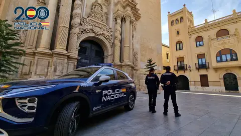 Agentes de la Policía Nacional junto a la basílica de Santa María de Elche. Agentes de la Policía Nacional junto a la basílica de Santa María de Elche.