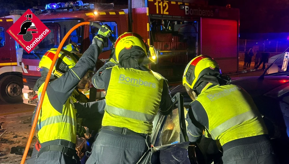 Bomberos en el accidente de circulación ocurrido en Elche. Bomberos en el accidente de circulación ocurrido en Elche.