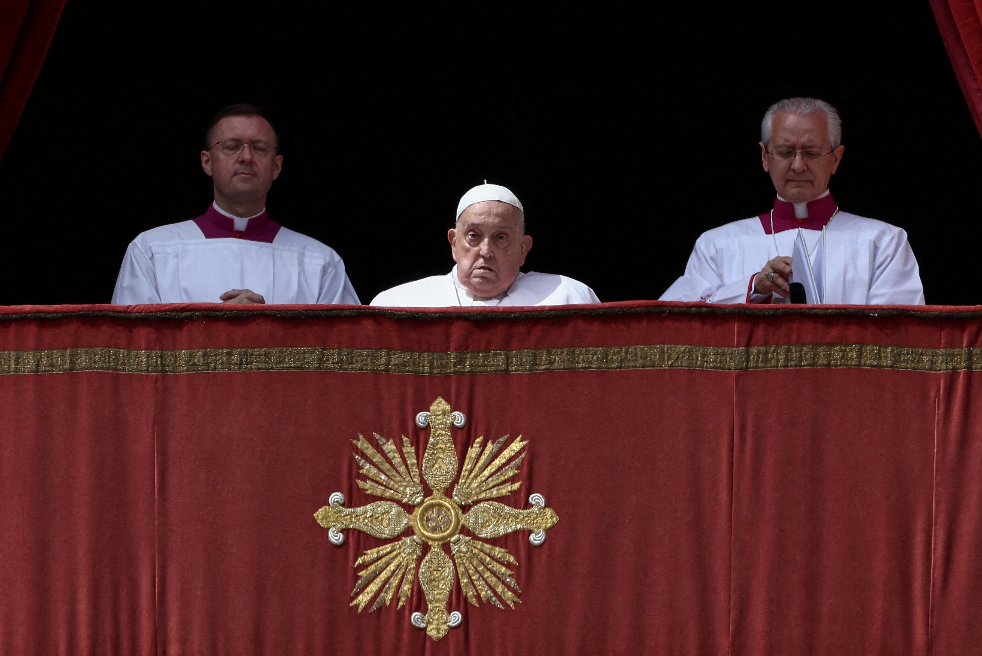 El Papa Francisco aparece en la Plaza de San Pedro para dar la bendición "Urbi et Orbi" El Papa Francisco aparece en la Plaza de San Pedro para dar la bendición "Urbi et Orbi"