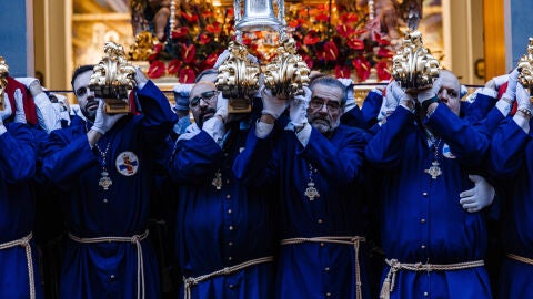 Varias personas portan el trono durante la procesión del Cristo de Medinaceli, a 29 de marzo de 2024, en Madrid (España). Varias personas portan el trono durante la procesión del Cristo de Medinaceli, a 29 de marzo de 2024, en Madrid (España).