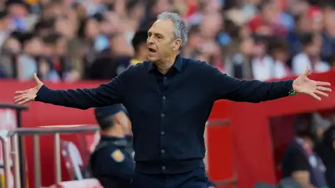 El nuevo entrenador del Sevilla Joaquín Caparrós durante el partido de la jornada 32 de LaLiga que Sevilla FC y Deportivo Alavés disputaron en el estadio Sánchez-Pizjuán, en Sevilla. El nuevo entrenador del Sevilla Joaquín Caparrós durante el partido de la jornada 32 de LaLiga que Sevilla FC y Deportivo Alavés disputaron en el estadio Sánchez-Pizjuán, en Sevilla.