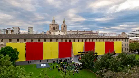 Vista de la bandera de Aragón colgada en los jardines de la sede del ejecutivo autonómico Vista de la bandera de Aragón colgada en los jardines de la sede del ejecutivo autonómico