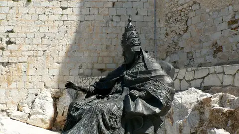 El último papa español de la historia: Benedicto XIII y su polémico legado Estatua de Benedicto XIII en Peñíscola