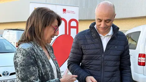 La directora del Banco de Sangre de Aragón, Rosa Plantagenet-Whyte, y el presidente de la Cooperativa de taxis de Zaragoza, Sergio Artal