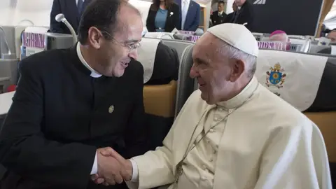 El obispo de Coria-Cáceres, Jesús Pulido, y el Papa Francisco en una foto de archivo El obispo de Coria-Cáceres, Jesús Pulido, y el Papa Francisco en una foto de archivo