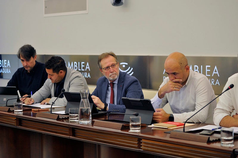 El PSOE solicita la comparecencia de diversos colectivos para abordar la realidad del comercio minorista y ambulante en la región El PSOE solicita la comparecencia de diversos colectivos para abordar la realidad del comercio minorista y ambulante en la región