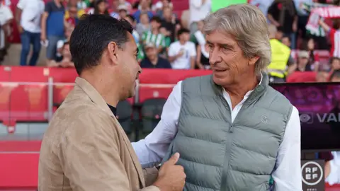 Míchel y Pellegrini se saludan antes de un partido. Míchel y Pellegrini se saludan antes de un partido.