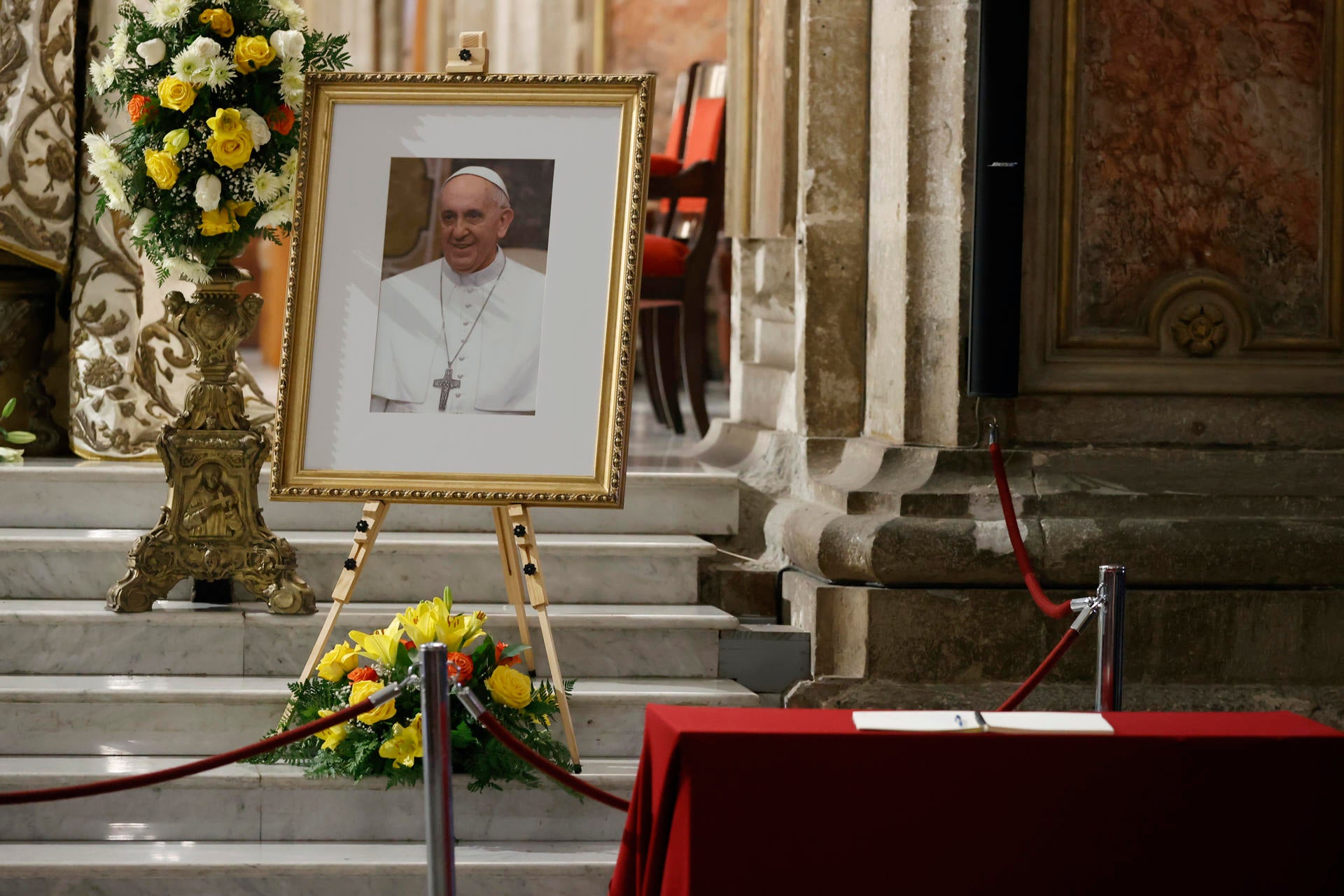 El papa Francisco: una vida "al lado de la gente" El papa Francisco: una vida "al lado de la gente"