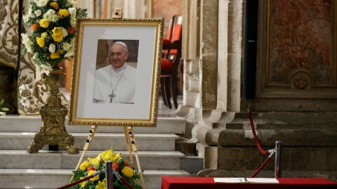 Fotograf&iacute;a de una imagen del papa Francisco durante un homenaje este lunes, en la Catedral de Santiago (Chile)
