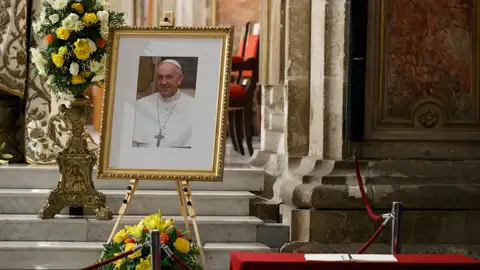 Fotografía de una imagen del papa Francisco durante un homenaje este lunes, en la Catedral de Santiago (Chile) Fotografía de una imagen del papa Francisco durante un homenaje este lunes, en la Catedral de Santiago (Chile)