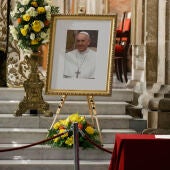 Fotografía de una imagen del papa Francisco durante un homenaje este lunes, en la Catedral de Santiago (Chile)