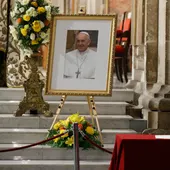 Fotografía de una imagen del papa Francisco durante un homenaje este lunes, en la Catedral de Santiago (Chile) Fotografía de una imagen del papa Francisco durante un homenaje este lunes, en la Catedral de Santiago (Chile)