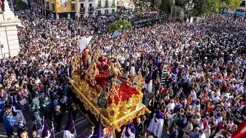 Hermandad de la Estrella por el Altanazo, junto a el Puente de Triana en la Semana Santa Hermandad de la Estrella por el Altanazo, junto a el Puente de Triana en la Semana Santa