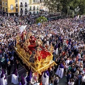 Hermandad de la Estrella por el Altanazo, junto a el Puente de Triana en la Semana Santa Hermandad de la Estrella por el Altanazo, junto a el Puente de Triana en la Semana Santa