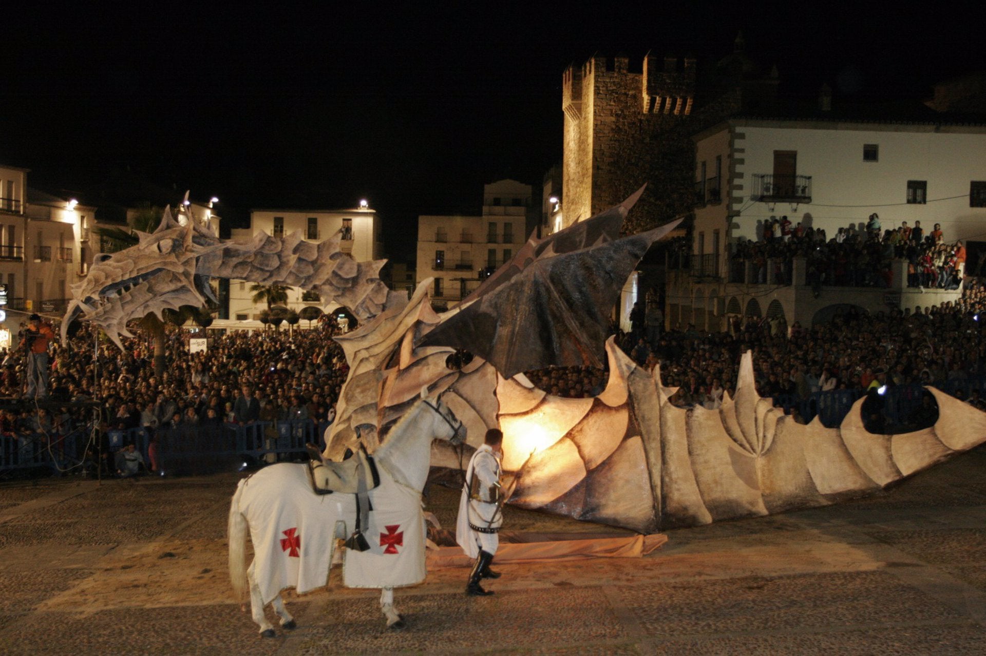 Más de 3.200 personas y 26 dragones participarán este martes en el desfile de San Jorge de Cáceres Más de 3.200 personas y 26 dragones participarán este martes en el desfile de San Jorge de Cáceres