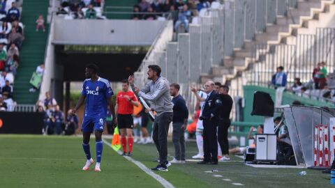20-4-2025 Veljko Paunovic, entrenador del Real Oviedo, en El Arc&aacute;ngel