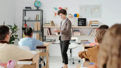 Todo lo que debes saber para ser profesor de Secundaria, FP o Artes en Canarias: requisitos, fechas y exámenes Profesora dando clase