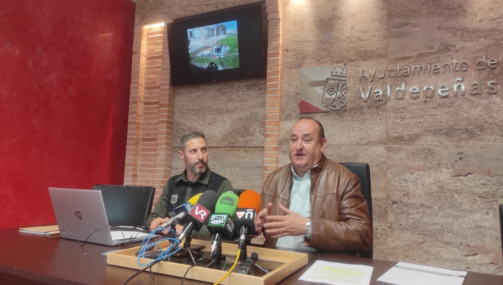 Presentación campaña vigilancia y concienciación de vertidos ilegales en Valdepeñas Presentación campaña vigilancia y concienciación de vertidos ilegales en Valdepeñas