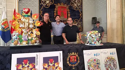 El alcalde junto a los artistas de las hogueras oficiales 2025 El alcalde junto a los artistas de las hogueras oficiales 2025
