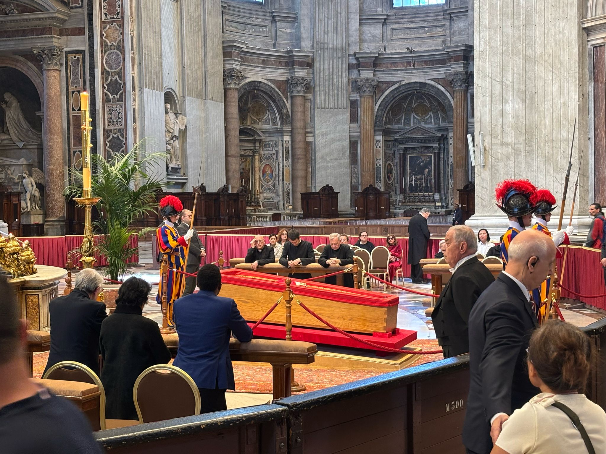 VÍDEO Onda Cero accede a la basílica de San Pedro donde miles de fieles están despidiendo al papa Francisco VÍDEO Onda Cero accede a la basílica de San Pedro donde miles de fieles están despidiendo al papa Francisco