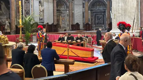 Onda Cero accede a la basílica de San Pedro donde miles de fieles están despidiendo al papa Francisco Onda Cero accede a la basílica de San Pedro donde miles de fieles están despidiendo al papa Francisco/ Paco Paniagua