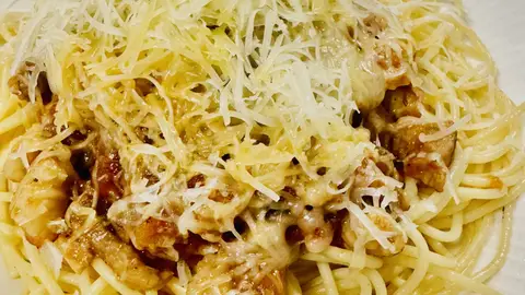 Espaguetis al huevo, boloñesa y queso curado Espaguetis al huevo, boloñesa y queso curado