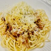 Espaguetis al huevo, boloñesa y queso curado