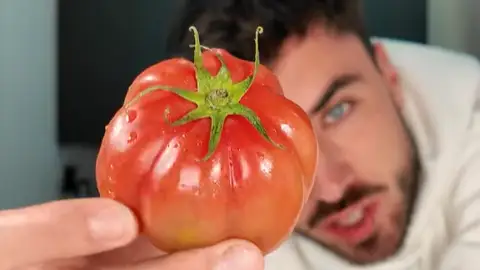 No volverás a comer un tomate igual: "Está espectacular" Lacocinadesantiaguini durante el vídeo en el que explica el truco para conseguir el máximo sabor de nuestros tomates