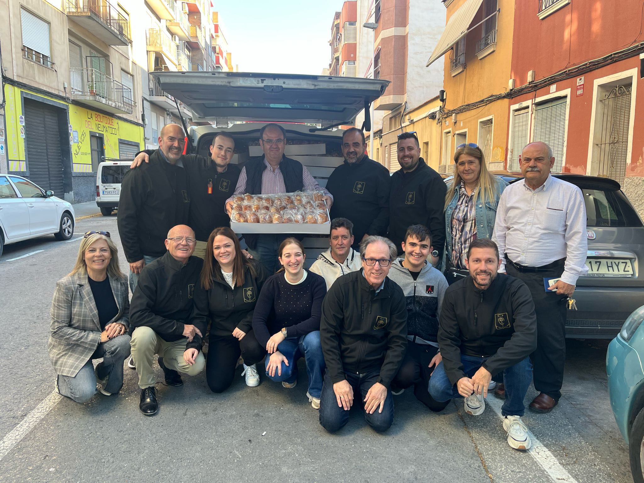 La cofradía del Cristo del Perdón de Elche reparte más de 2.300 monas en las cárceles de Villena y Foncalent La cofradía del Cristo del Perdón de Elche reparte más de 2.300 monas en las cárceles de Villena y Foncalent