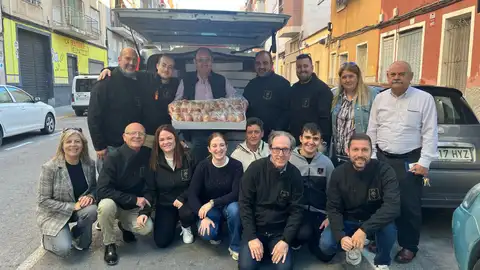 La cofradía del Cristo del Perdón de Elche ha repartido este año más de 2.300 monas en las cárceles de Villena y Foncalent. La cofradía del Cristo del Perdón de Elche ha repartido este año más de 2.300 monas en las cárceles de Villena y Foncalent.