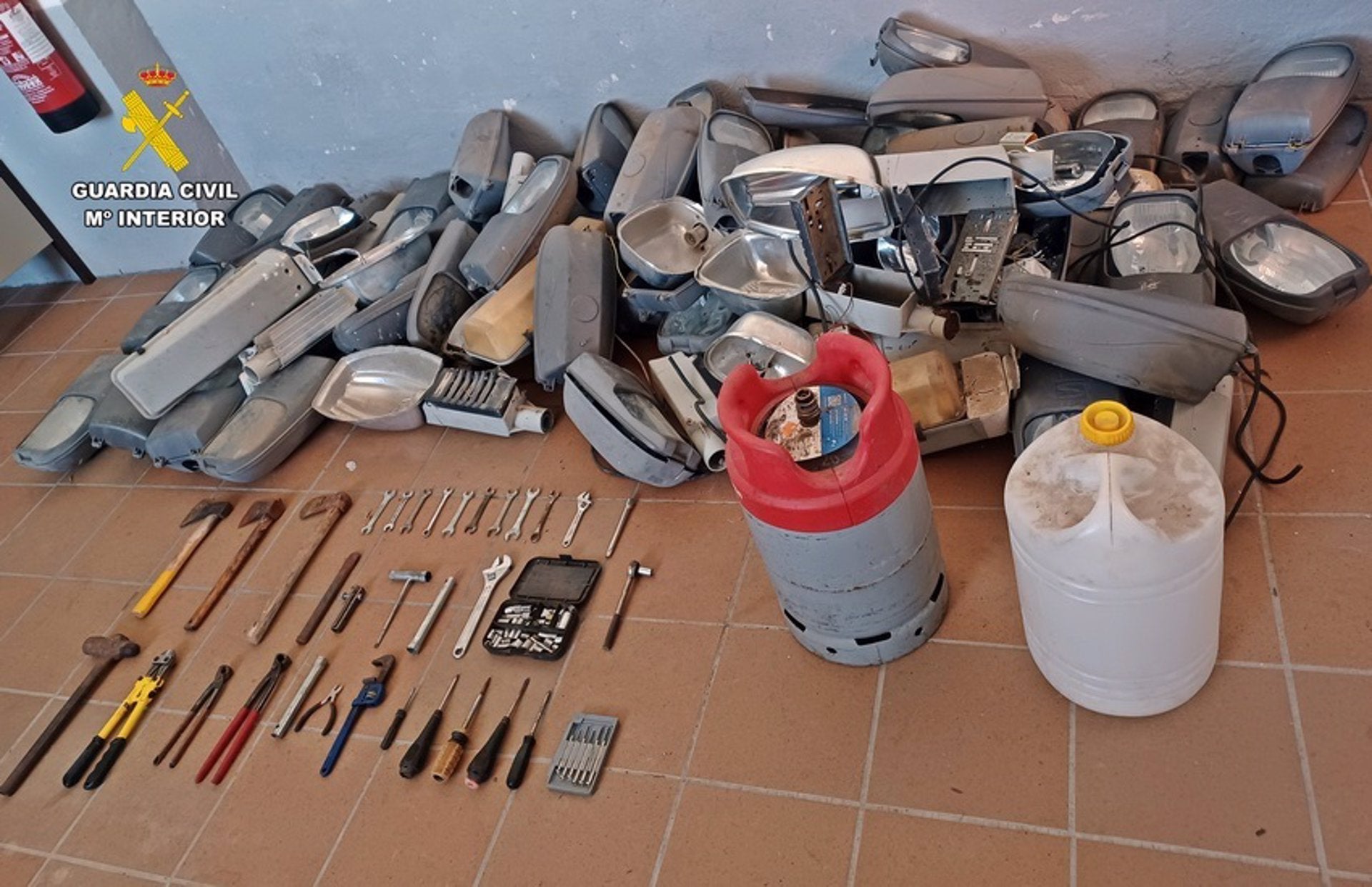 Sorprendidos un hombre y una mujer tras robar 70 farolas guardadas en el punto limpio de Esparragosa de Lares Sorprendidos un hombre y una mujer tras robar 70 farolas guardadas en el punto limpio de Esparragosa de Lares