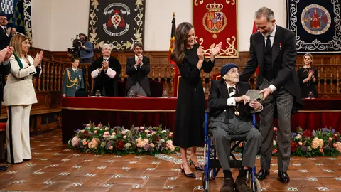 Álvaro Pombo recibe hoy el Premio Cervantes Álvaro Pombo recibe hoy el Premio Cervantes