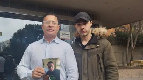 El padre y el hermano de Gabriel Kraus, asesinado por la banda latinas de los Dominican Don't Play El padre y el hermano de Gabriel Kraus, asesinado por la banda latinas de los Dominican Don't Play