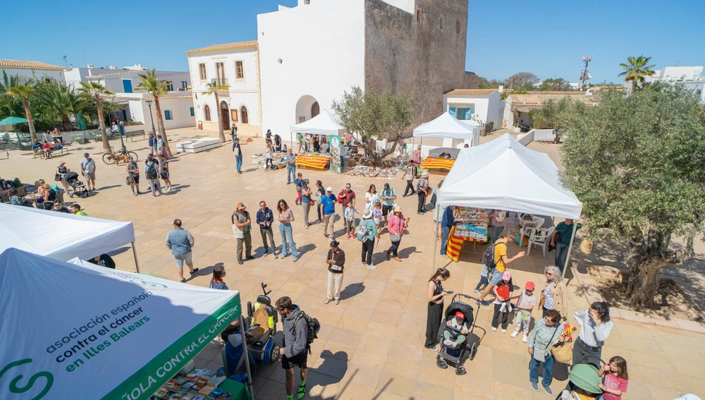 La plaza de la Constitución de Sant Francesc acoge la celebración del día de Sant Jordi en Formentera La plaza de la Constitución de Sant Francesc acoge la celebración del día de Sant Jordi en Formentera