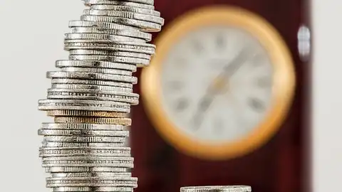 Por qué se adelanta el pago de la pensión en abril: este será el día que cobres según tu banco Monedas apiladas en columna