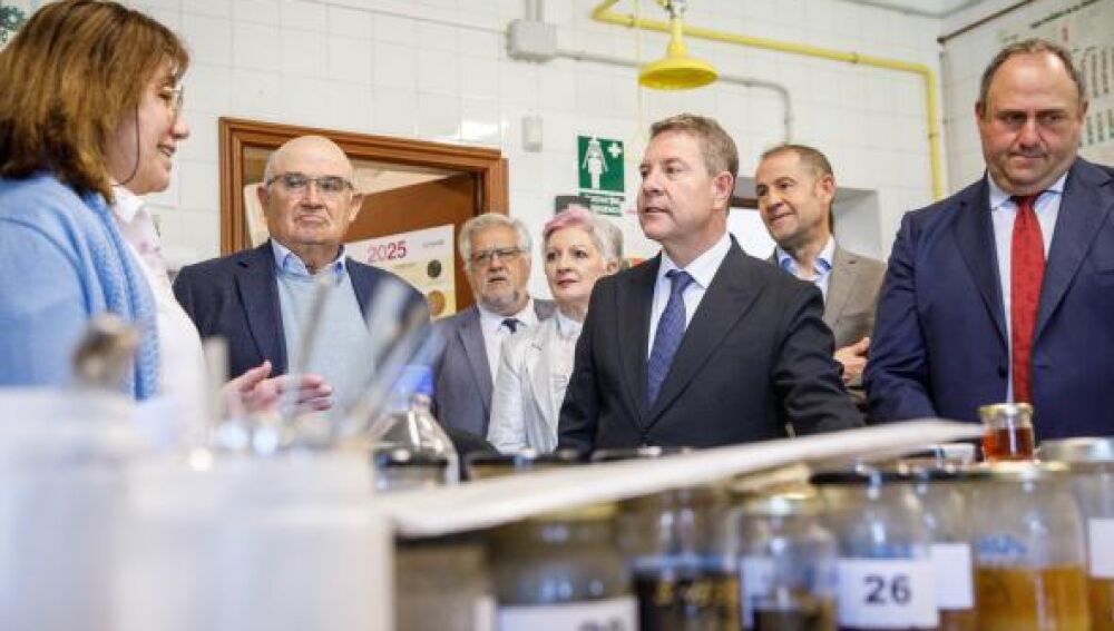 Emiliano García-Page en su visita en Marchamalo al Centro de Investigación Apícola y Agroalimentaria (CIAPA)