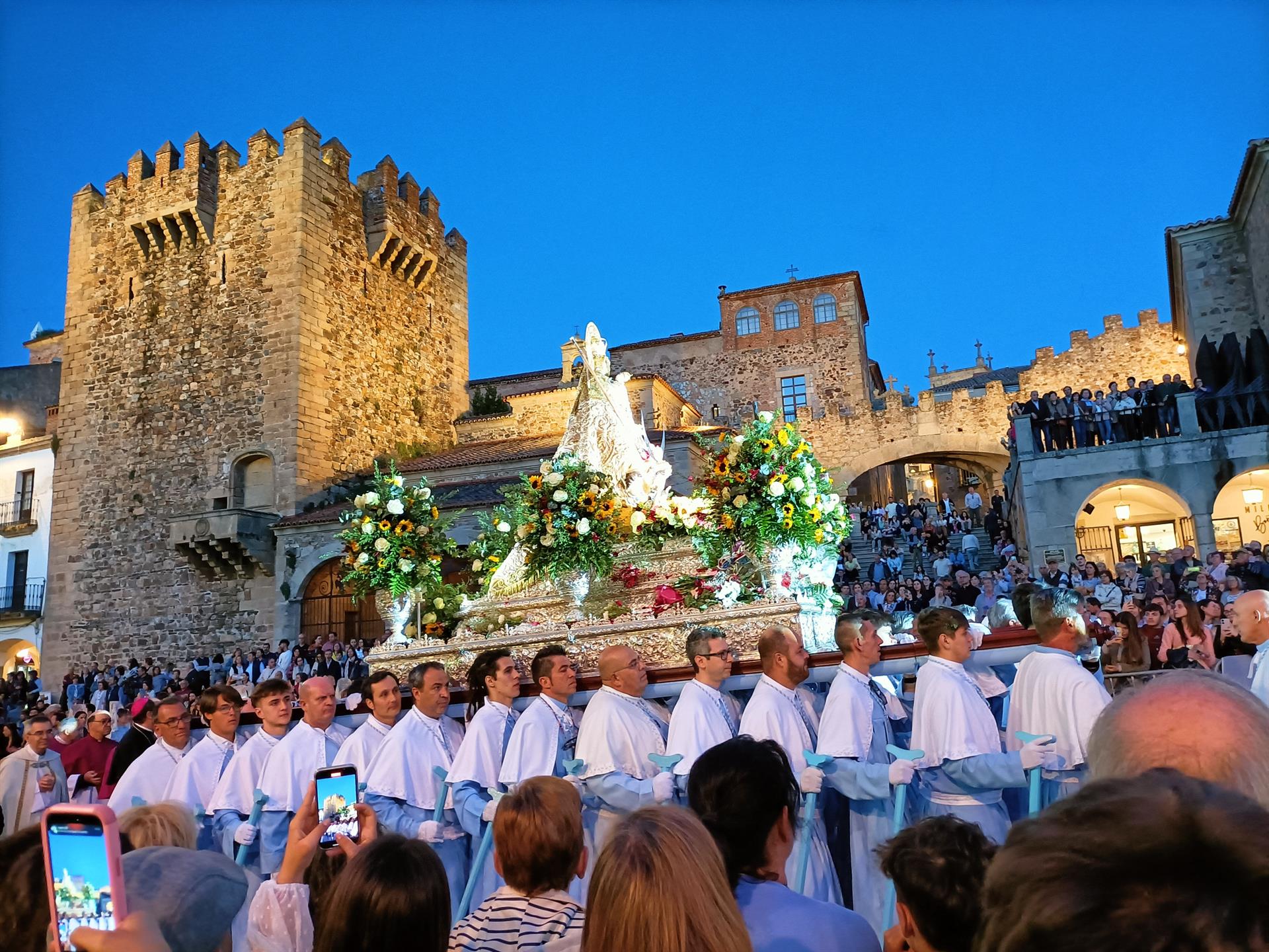 La Virgen de la Montaña baja este miércoles a Cáceres con un crespón negro por la muerte del Papa La Virgen de la Montaña baja este miércoles a Cáceres con un crespón negro por la muerte del Papa